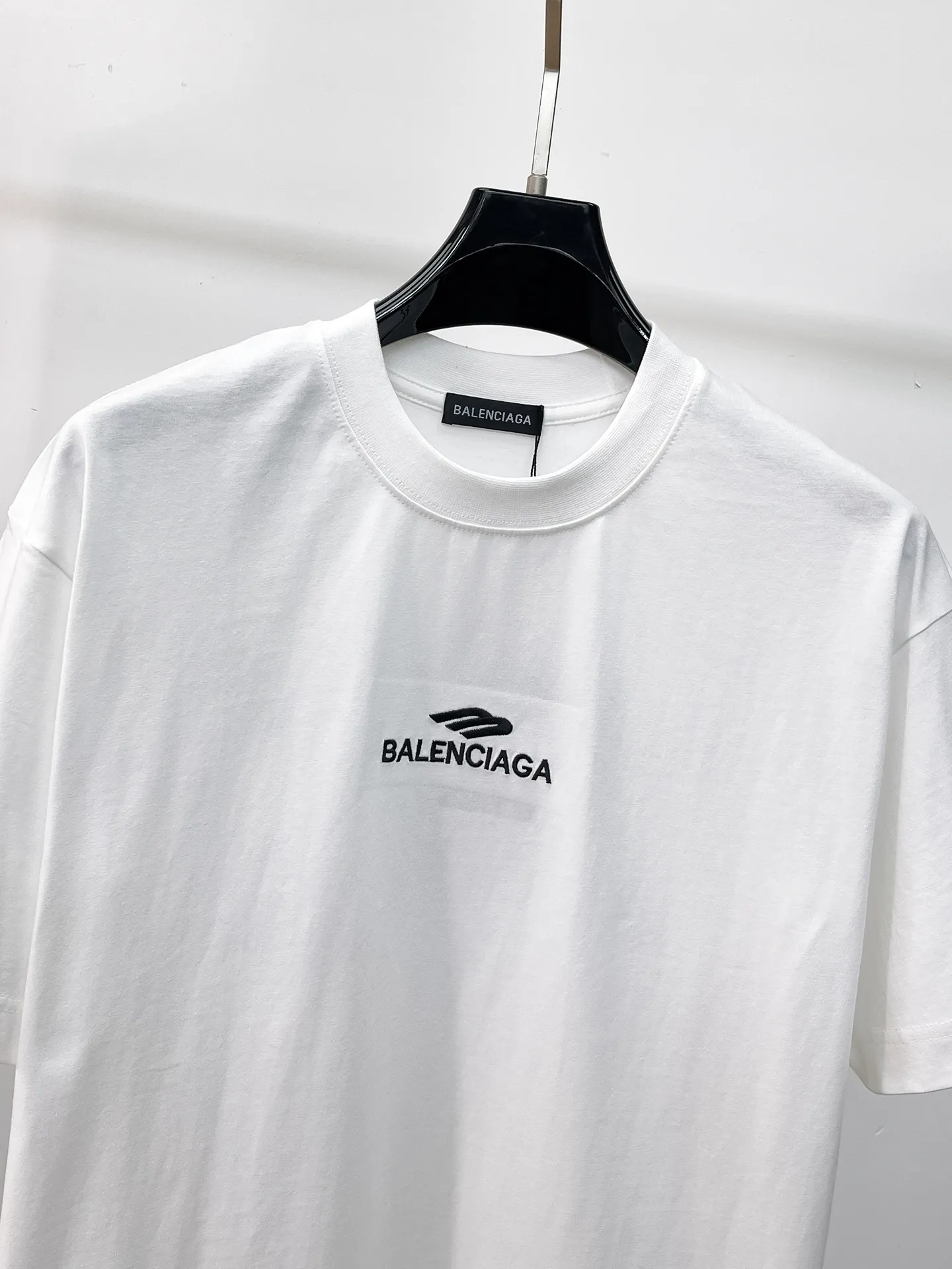 Balenciaga's high-end top-quality products 🐮2026 Spring and Summer New Arrival first counter, the latest New Arrival short-sleeved round neck T-shirt, Premium customized design, avant-garde and fashionable! Brand logo heavy craftsmanship design Premium customized 260g fabric. Soft to the touch. Comfortable to wear. Counter-level exquisite stitching. Fine workmanship. The upper body effect is incomparably handsome! A must-have item for men and women with the same style! Sizes: S~XXL When placing an order, please state your height and weight. The maximum wearing size is 210 pounds (one size larger)